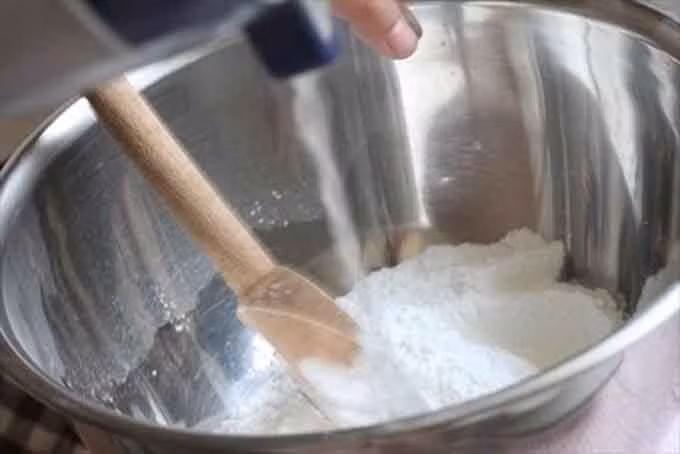 Quấy bột sắn dây hoặc bột đao với nước pha đường, kèm một chút nước gừng, đun nhỏ lửa, đảo đều tay cho bột hơi sánh lại và không bị cháy khét ở đáy nồi. 