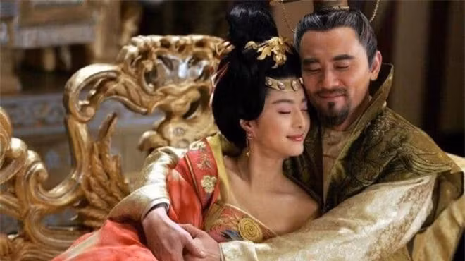 Bi mat “phong the” cua vi Quy phi khien Hoang de dam duoi ca doi-Hinh-3