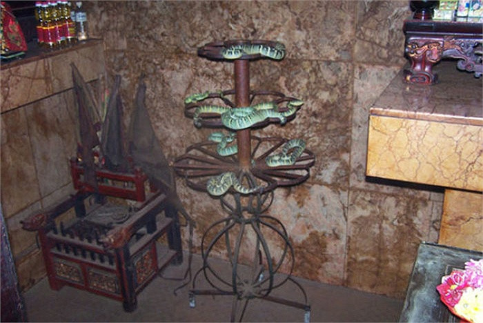 Loài Viper thích ăn trứng gà, nên trứng là thứ được dâng cúng rất nhiều trong đền.