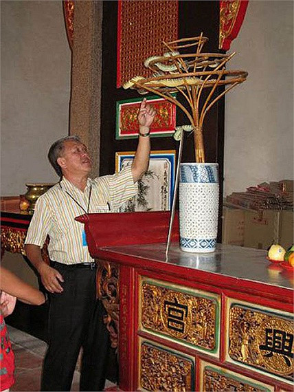 Mùa xuân, khí hậu bắt đầu ấm lên, không khí ẩm ướt, rắn bò về chùa rất nhiều. Đó cũng là mùa khai hội, du khách thập phương kéo đến đền rất đông để chiêm ngưỡng rắn.