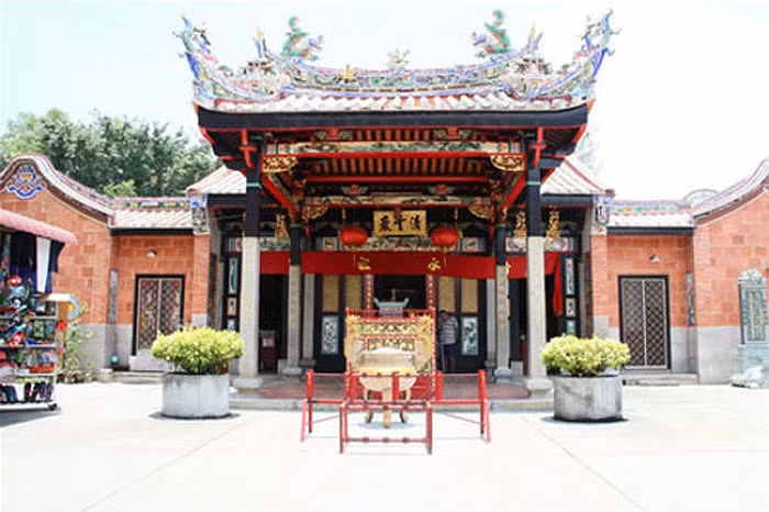 Ở Malaysia, có một ngôi đền kỳ lạ, là nơi tụ tập của vô số rắn độc, từ hổ mang cho đến rắn lục.