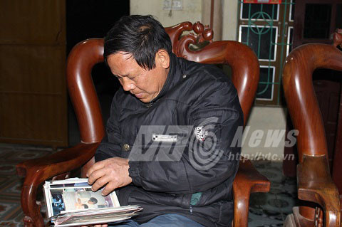 Ông Vinh không khỏi bồi hồi khi xem lại những kỷ vật thời làm nghĩa vụ quốc tế tại nước bạn.