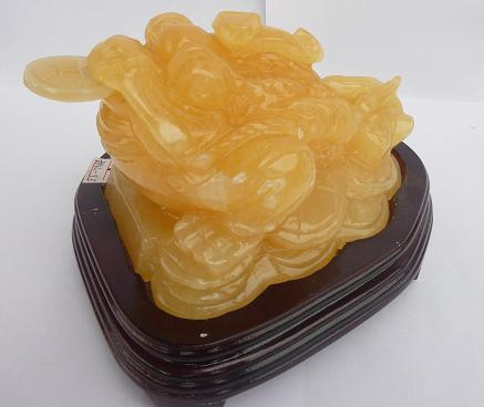 7. Nhờ sự hỗ trợ của các linh vật phong thủy: Ngoài cây xanh bạn có thể đặt các linh vật phong thủy để chiêu tài, ví dụ như: hồ cá, tượng thần tài, bình tài lộc, cóc tài lộc… Tùy vào chất liệu của linh vật, bạn hãy chọn vị trí đặt sao cho phù hợp.