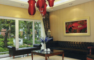 8. Treo tranh phong thủy dẫn dắt tài lộc: Ngoài việc tăng tính thẩm mỹ, bức tranh treo tường tại phòng khách cũng có một vai trò rất quan trọng nếu bạn muốn có thêm thu nhập. Hai loại tranh có tác dụng mạnh nhất là tranh cá chép có tác dụng chiêu tài và tranh hoa hướng dương, hoa mẫu đơn có tác dụng chiêu chính tài, chiêu khách hàng. Bạn cũng cần lưu ý treo tranh phải chọn đúng hướng phù hợp và thích hợp với công việc của mình để việc chiêu tài được như ý.