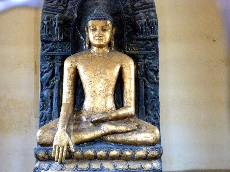 Ngôi chùa Matha Kuar có bức tượng Phật khổng lồ trong kiết ấn xúc địa dưới cây Bồ Đề.