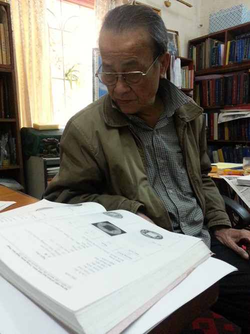 PGS.TS Hoàng Văn Khoán phân tích mẫu tiền cổ phát hiện ở Quốc Oai.