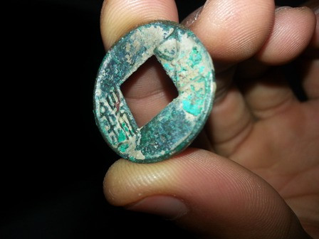 Đồng tiền cổ được người dân đào ở thôn Cổ Hiền, xã Tuyết Nghĩa, huyện Quốc Oai giống hệt với đồng tiền Ngũ thù Tây Hán được đúc từ năm 118 TCN.