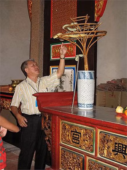 Mùa xuân, khí hậu bắt đầu ấm lên, không khí ẩm ướt, rắn bò về chùa rất nhiều. Đó cũng là mùa khai hội, du khách thập phương kéo đến đền rất đông để chiêm ngưỡng rắn.