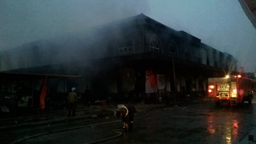 Vào lúc 21h tối ngày 19/3, tiểu thương phát hiện cháy tại chợ Phố Hiến (Phường Hồng Châu, TP Hưng Yên). Đám cháy nhanh chóng lan rộng, thiêu đốt toàn bộ số gian hàng.