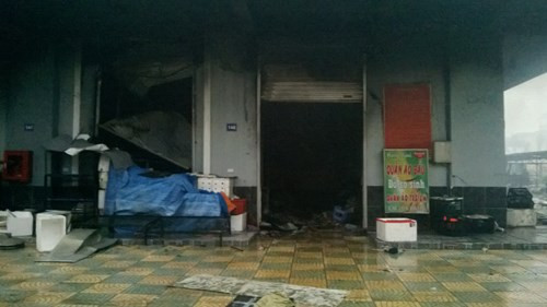 Các gian hàng đều trơ trụi chỉ còn lại tàn tro.