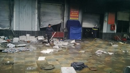 Nhiều hộ tiểu thương tiếc tài sản, họ cố đi nhặt nhạnh những gì còn sót lại trong gian hàng của mình.
