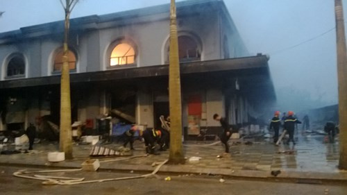 5h30 sáng ngày 20/3, ghi nhận của PV Kiến Thức, lực lượng cứu hỏa dù cả đêm thức trắng nhưng không thể khống chế được ngọn lửa hung tàn. Họ đành bất lực cố dập tắt ngọn lửa đang âm ỉ cháy.