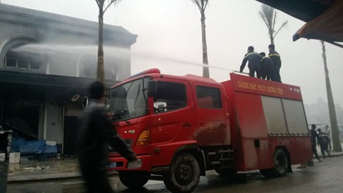 Đến 7h30 sáng 20/3, lực lượng cứu hỏa vẫn kiên trì khống chế ngọn lửa trên tầng hai của khu chợ.