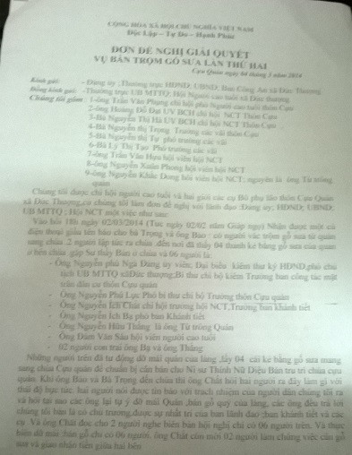 Người dân làm đơn yêu cầu làm rõ vụ việc.