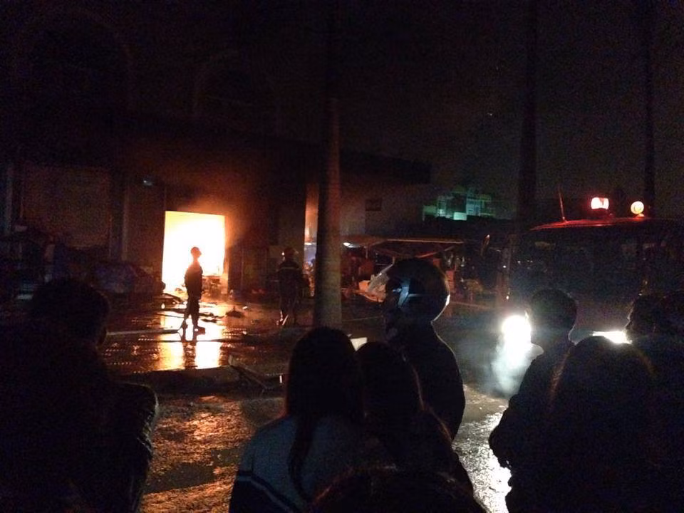 Lực lượng cứu hỏa tiến hành cứu hỏa.