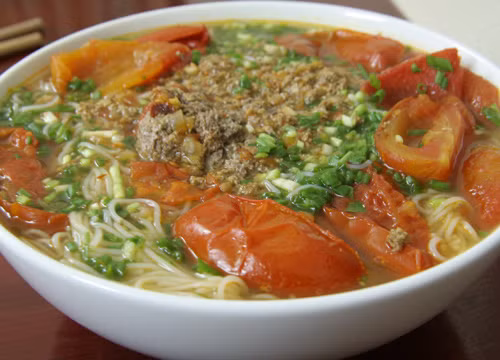 Tô bún cua hoàn thành nóng hổi, thơm mùi dấm bỗng.