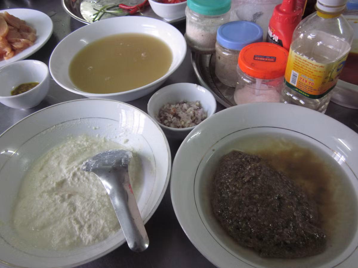 Riêu cua, đậu phụ, hành tỏi khô đập dập băm nhỏ...