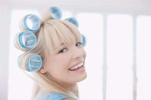 Mẹo giữ cho tóc luôn cụp và vào nếp 2.