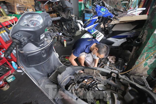 Hàng dài xe xếp chờ đến lượt bảo dưỡng, sửa chữa.