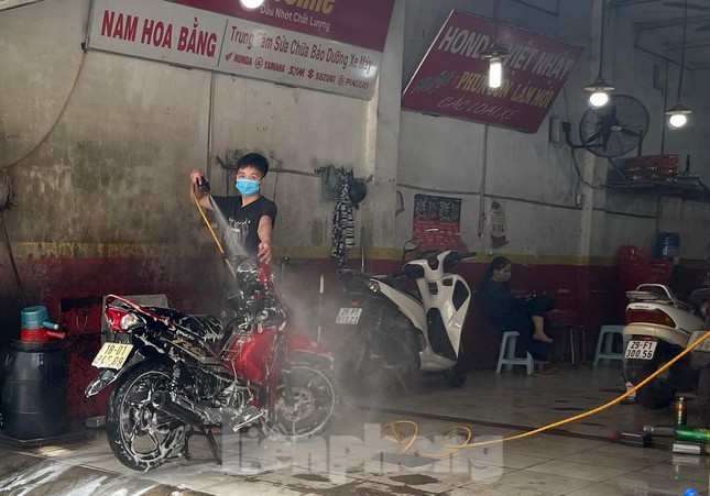 Các hàng rửa xe cũng tấp nập trở lại.
