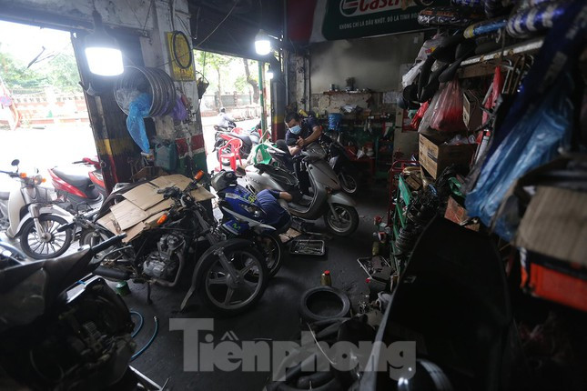 Từ 12h ngày 16/9, Hà Nội quyết định nới lỏng giãn cách đối với 19 quận, huyện, thị xã "bình thường mới". Các cửa hàng sửa chữa xe máy, ô tô là một trong số những cơ sở kinh doanh được mở cửa trở lại sau 2 tháng đóng cửa phòng dịch.