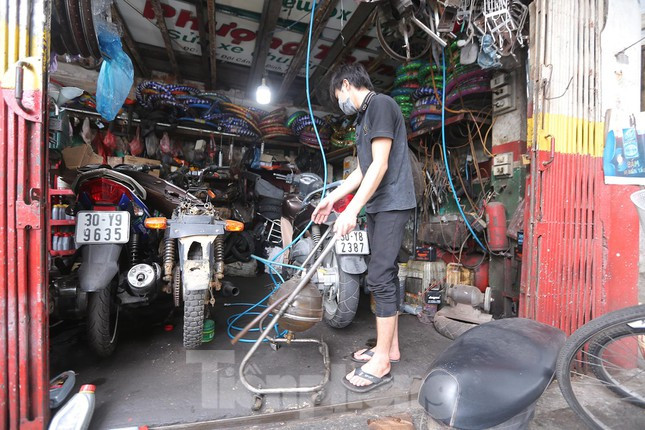Ngày cuối tuần nên người dân tranh thủ đem xe đi bảo dưỡng, sửa chữa sau thời gian dài không sử dụng.