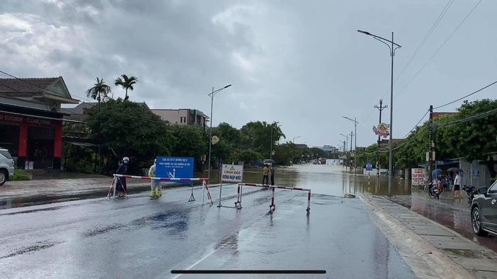 CSGT đặt biển cảnh báo hai đầu. (Ảnh: Vietnamnet)