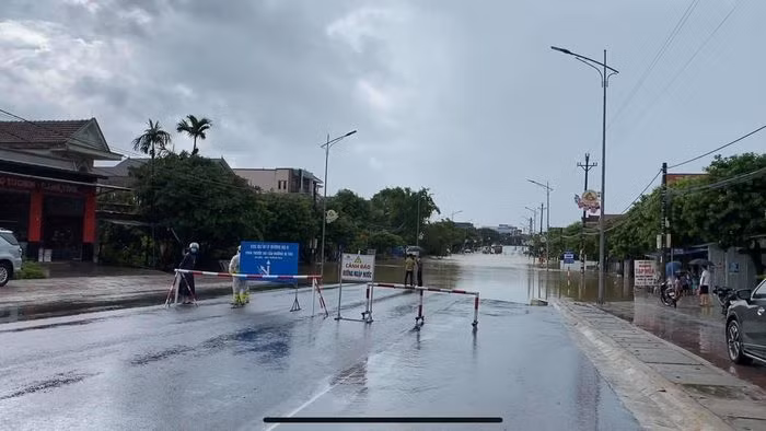 CSGT đặt biển cảnh báo hai đầu. (Ảnh: Vietnamnet)