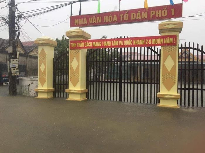Nhà văn hóa tổ dân phố bị ngập. (Ảnh: Vietnamnet)