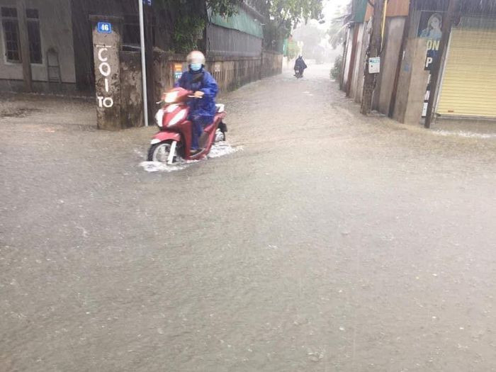 Các phương tiện di chuyển khó khăn. (Ảnh: Vietnamnet)