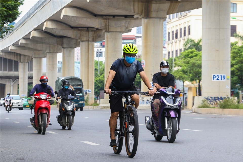 Các chốt kiểm tra giấy đi đường trên đường Hồ Tùng Mậu (Bắc Từ Liêm) đã được dỡ bỏ nên người dân di chuyển ra đường nhiều hơn.