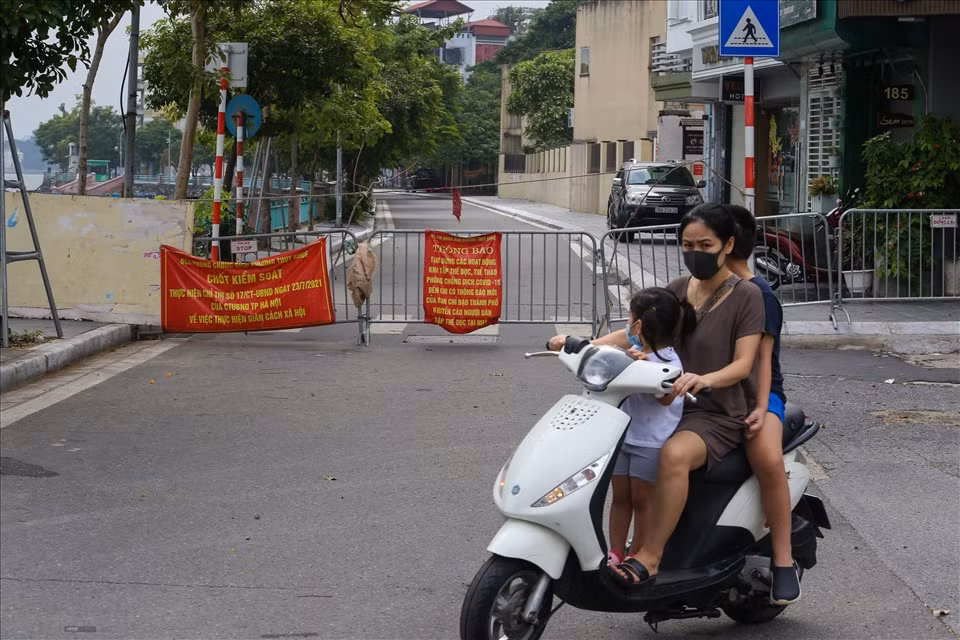 Tuy đã được nới lỏng giãn cách, tuy nhiên các chốt kiểm soát cấp phường, quận, tổ dân phố vẫn chưa được dỡ bỏ. Trên hình là rào cứng ven hồ Tây (Tây Hồ).