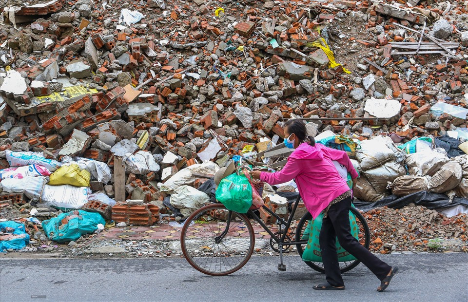Người dân di chuyển trên 19 quận, huyện, thị xã được nới lỏng sẽ không bị kiểm tra giấy đi đường. Nhiều người lao động tự do bắt đầu công việc mưu sinh.