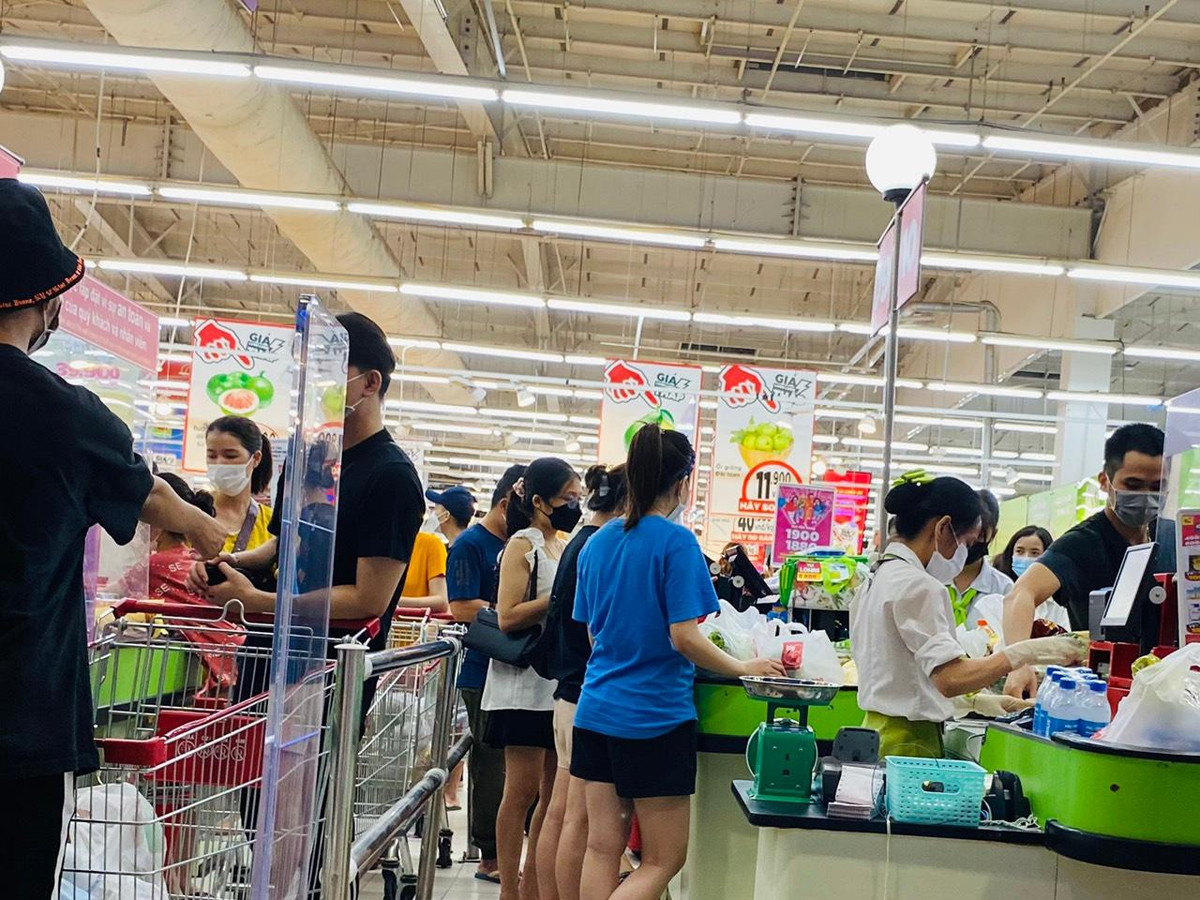 Khách hàng đứng sát vào nhau trên cùng một hàng hoặc gần như áp lưng vào nhau ở hai hàng sát nhau.