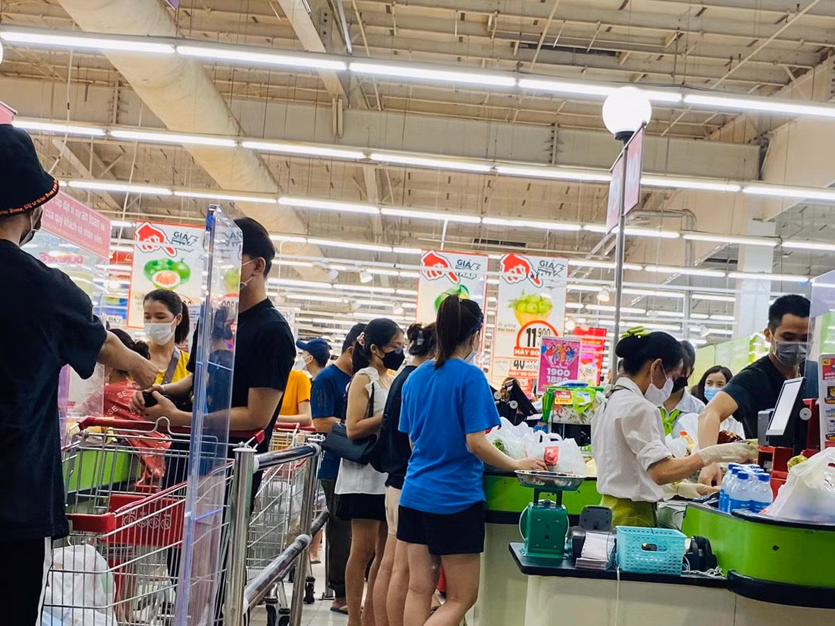 Khách hàng đứng sát vào nhau trên cùng một hàng hoặc gần như áp lưng vào nhau ở hai hàng sát nhau.