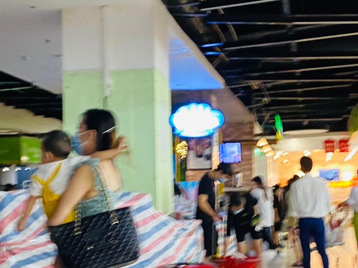 Nhiều người mang cả con nhỏ, những cháu bé chắc chắn chưa hề được tiêm phòng đến nơi đông người này.