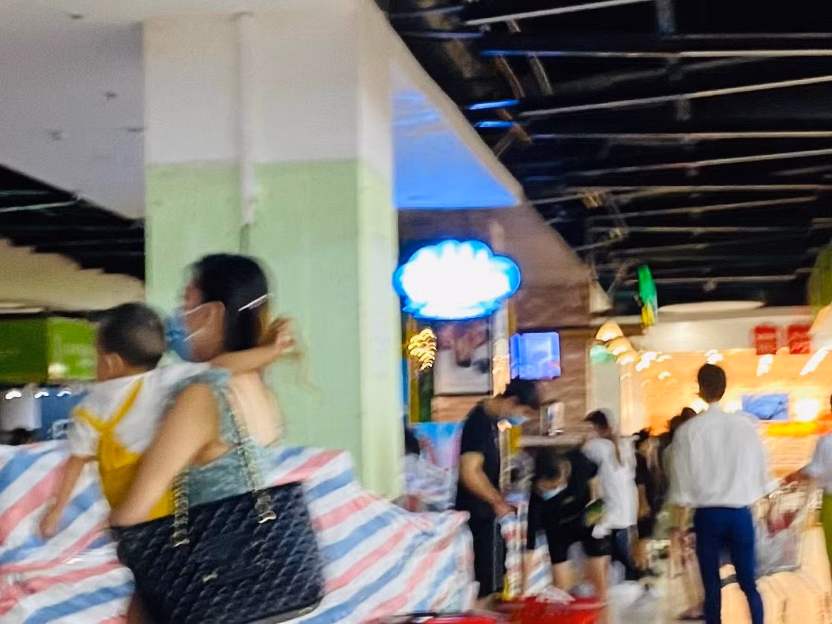 Nhiều người mang cả con nhỏ, những cháu bé chắc chắn chưa hề được tiêm phòng đến nơi đông người này.