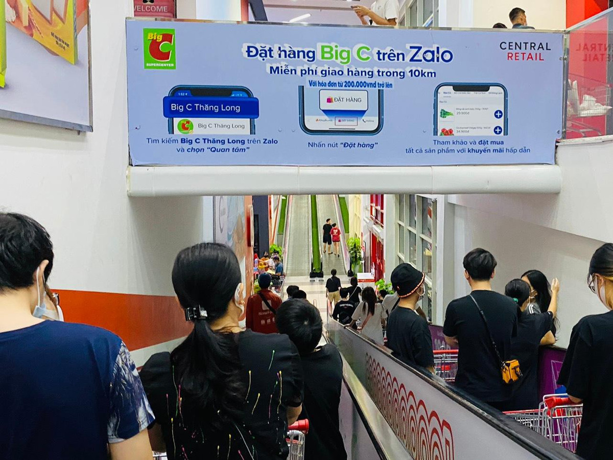 Khoảng cách trên thang cuốn không đảm bảo giãn cách.