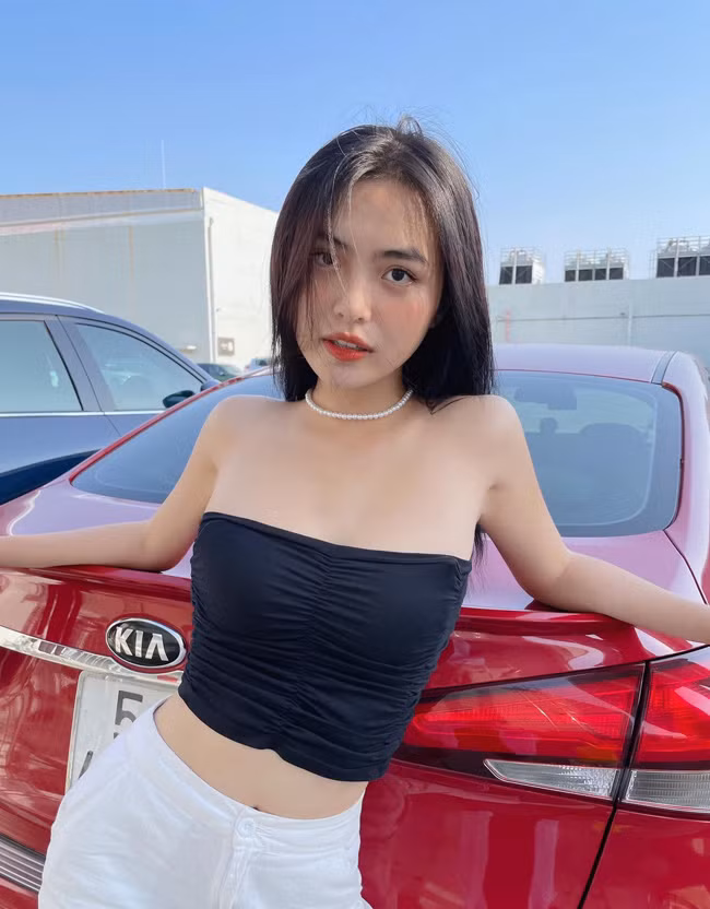 Cô nàng được yêu mến bởi vẻ đẹp nữ tính, nhẹ nhàng, đôi khi cá tính và mạnh mẽ.