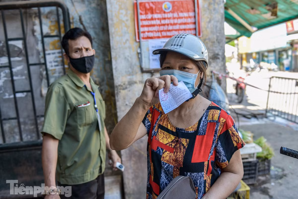 Phần lớn các phường trên địa bàn Thành phố Hà Nội trong thời gian giãn cách xã hội đều triển khai phát thẻ đi chợ đều có quy định ngày đi chợ chẵn, lẻ cho người đi chợ. Theo đó, mỗi phiếu chỉ cho một người đi và một lần vào chợ. Thậm chí, có những nơi còn quy định cụ thể khung giờ được phép vào chợ mua hàng, người dân cầm thẻ đi chợ đúng giờ quy định.