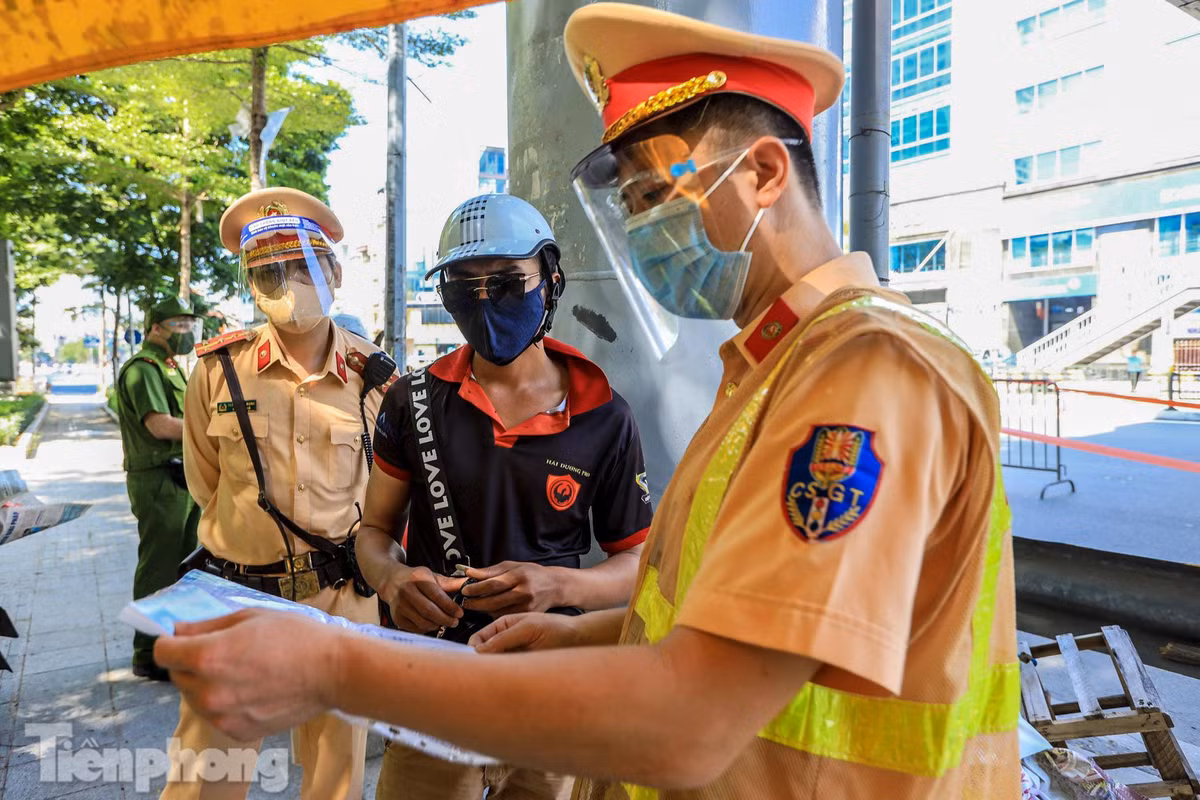 Ngày 16/8, Công an TP Hà Nội lập 6 tổ tuần tra kiểm soát gồm các lực lượng Cảnh sát giao thông, cảnh sát trật tự và công an địa bàn… trên các tuyến đường nhằm xử lý vi phạm về giãn cách xã hội. Ngày 29/8, tăng cường thêm 6 tổ tuần tra kiểm soát đặc biệt nói trên sẽ nâng tổng số lên thành 12 tổ tuần tra kiểm soát thuộc công an thành phố.