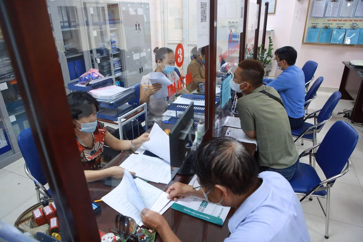 Bốn lần điều chỉnh giấy đi đường trong 2 tháng: Ngày 27/7, Thường trực Thành ủy Hà Nội đã giao thành phố thống nhất mẫu giấy tờ, quy trình kiểm soát việc di chuyển của lực lượng công vụ, y tế, công nhân, lao động hiện đang sinh sống tại các khu vực ven thành phố, rút ngắn thời gian khai báo để di chuyển vào thành phố làm việc.