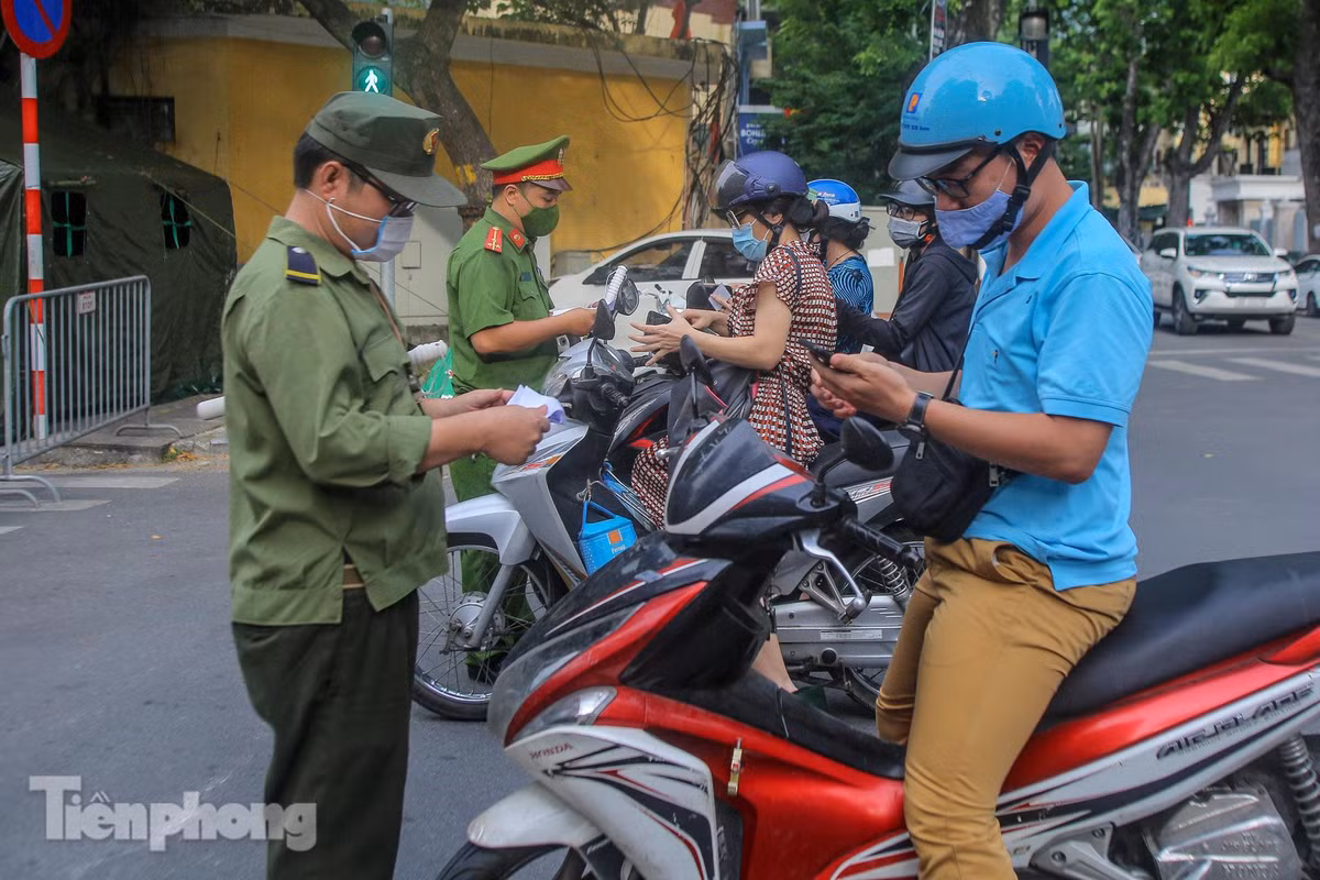 Trong nội thành, Hà Nội siết chặt hơn việc kiểm tra người đi đường bằng việc thành lập nhiều chốt. Thành phố yêu cầu người dân ra ngoài, đi làm phải có giấy tờ tùy thân, xác nhận có đóng dấu của cơ quan, đơn vị. Theo mức xử phạt đối với 16 hành vi vi phạm quy định phòng, chống dịch COVID-19 do Sở Tư pháp Hà Nội công bố: Người không đeo khẩu trang nơi công cộng, không giữ khoảng cách theo quy định khi tiếp xúc, ra ngoài không cần thiết bị phạt tiền tối đa 3 triệu đồng.