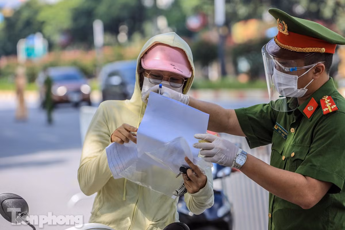 Chiều 3/9, Hà Nội bắt đầu cấp giấy đi đường mới có nhận diện QR Code. Ngày 5/9, Công an Hà Nội ra văn bản hướng dẫn, phân cấp cụ thể về thẩm quyền cấp giấy đi đường, điều chỉnh lại so với dự kiến ban đầu. Tối 5/9, Hà Nội ra thông báo trong 2 ngày 6 và 7/9, các lực lượng chức năng chưa xử phạt nếu người đi đường chưa có giấy đi đường theo quy định mới. Tới chiều tối 7/9, Bí thư Thành ủy Hà Nội Đinh Tiến Dũng cho biết, tiếp tục sử dụng giấy đi đường đã cấp và cấp giấy mới kết hợp nhập vào dữ liệu dân cư, xem xét hiệu quả thực tiễn thì mới nhập hai loại giấy thành một. Người dân được cấp giấy đi đường được phép đi xuyên vùng, nhưng phải đúng điểm đến.