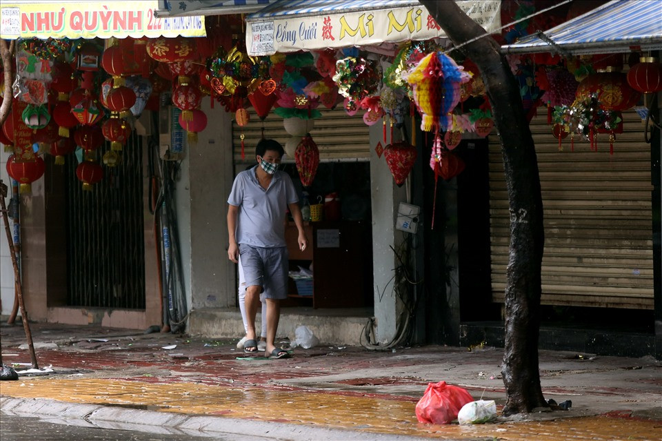 Anh H.Đ.Q (ngụ Quận 5) cho biết: “Tôi đã đóng cửa hàng hơn 3 tháng nay. Thông thường vào thời điểm này thì con đường này rất nhiều người đến mua đồ trang trí Trung thu. Mong tình hình dịch sớm kiểm soát để tất cả mọi người đều có thể trở lại kinh doanh“.