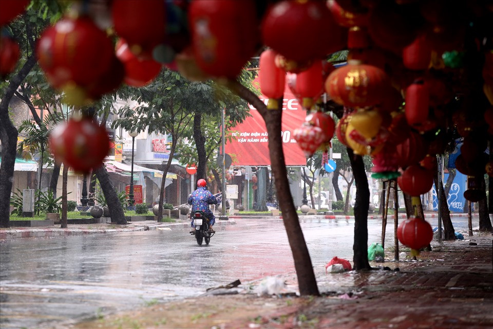 Trước đây con đường này vốn tấp nập từ trước Trung thu cả tháng trời, thì nay, đường phố thưa thớt người qua lại.