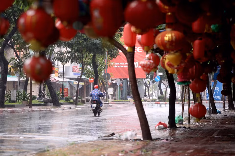 Trước đây con đường này vốn tấp nập từ trước Trung thu cả tháng trời, thì nay, đường phố thưa thớt người qua lại.