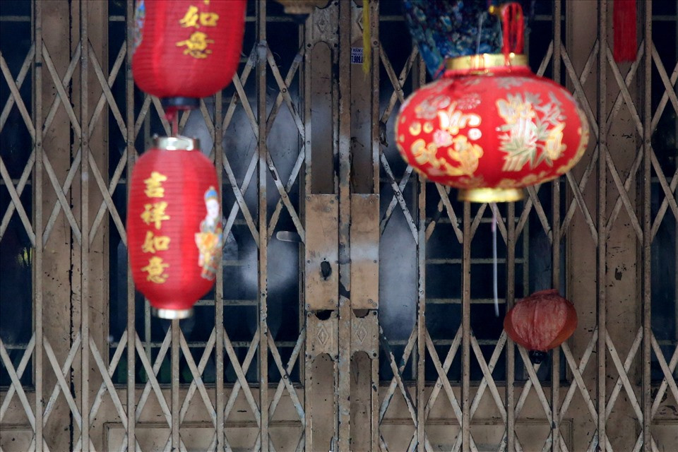 Hầu hết cửa hàng trên con đường này đều trong tình trạng “cửa đóng then cài“.