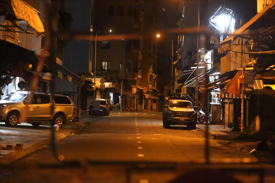 Trong khi đó, con đường thường được gọi là phố lồng đèn mỗi dịp trung thu Lương Nhữ Học (Quận 5) lại không có một bóng người qua lại. Tuyến đường này đang bị rào chắn hạn chế đi lại để đảm bảo công tác phòng dịch COVID-19.