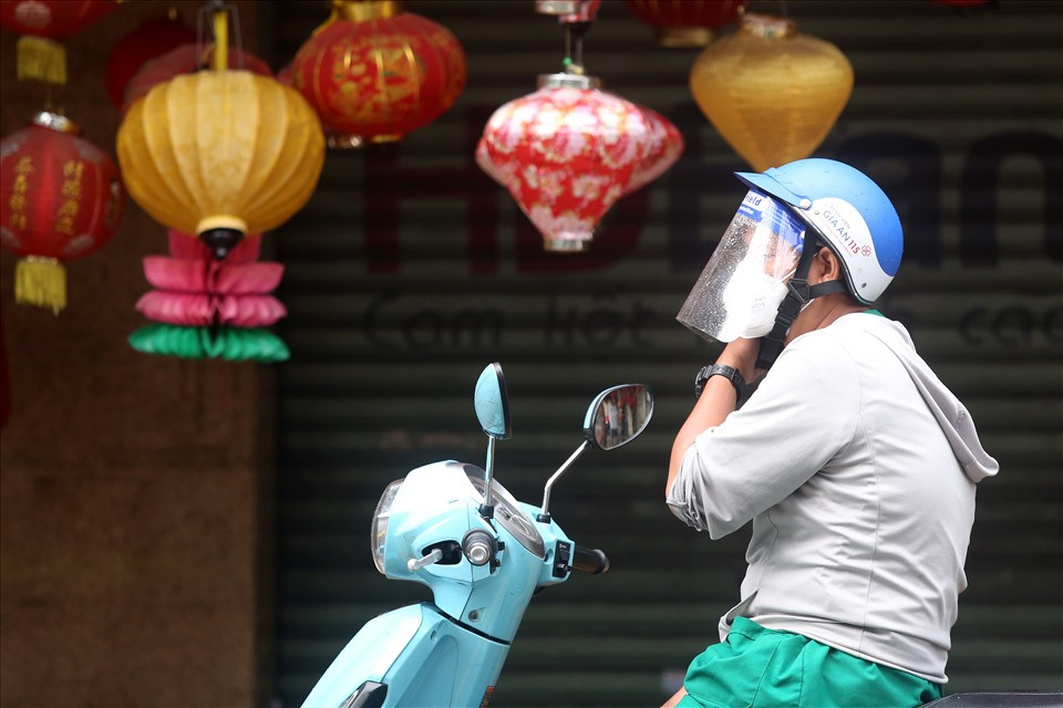 Tình hình dịch COVID-19 khiến diễn biến phức tạp khiến người dân TPHCM phải đón Tết Trung thu theo cách chưa từng có.